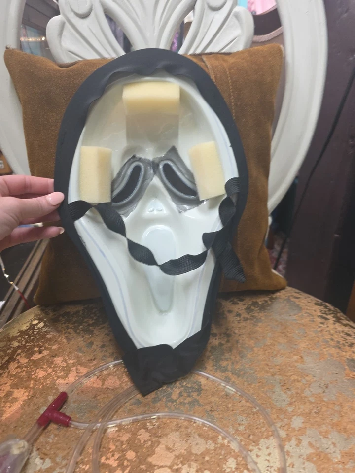 Máscara sangrante facial Scream Ghost ilimitada de Pascua de colección con bomba cardíaca Foto 4 de 4