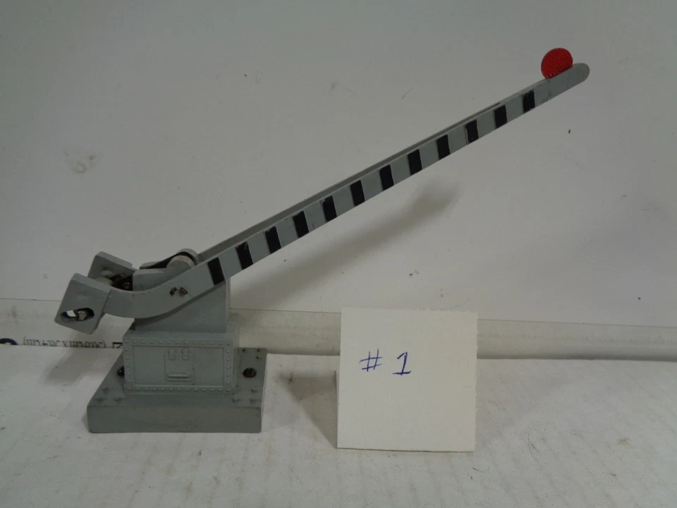 ONE VINTAGE MARX O GAUGE OPERATING CROSSING GATE TESTED WORKS GOOD - Image 2 of 4