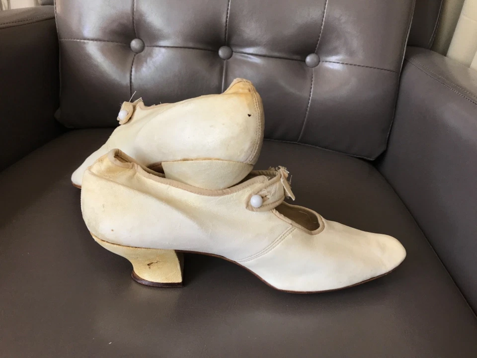 Victoriano, zapatos de novia marfil años 1800, con cuentas, correa ornamental, tacón Louis Foto 4 de 4