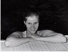 Original Press Photo Diving Alison Childs leaning on the poolside 23.7.1984
