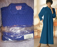 NEW PURPLE LONG COZY FLEECE ROBE Womans SIZE MED 10-12 PJS MACHINE WASH  DRY