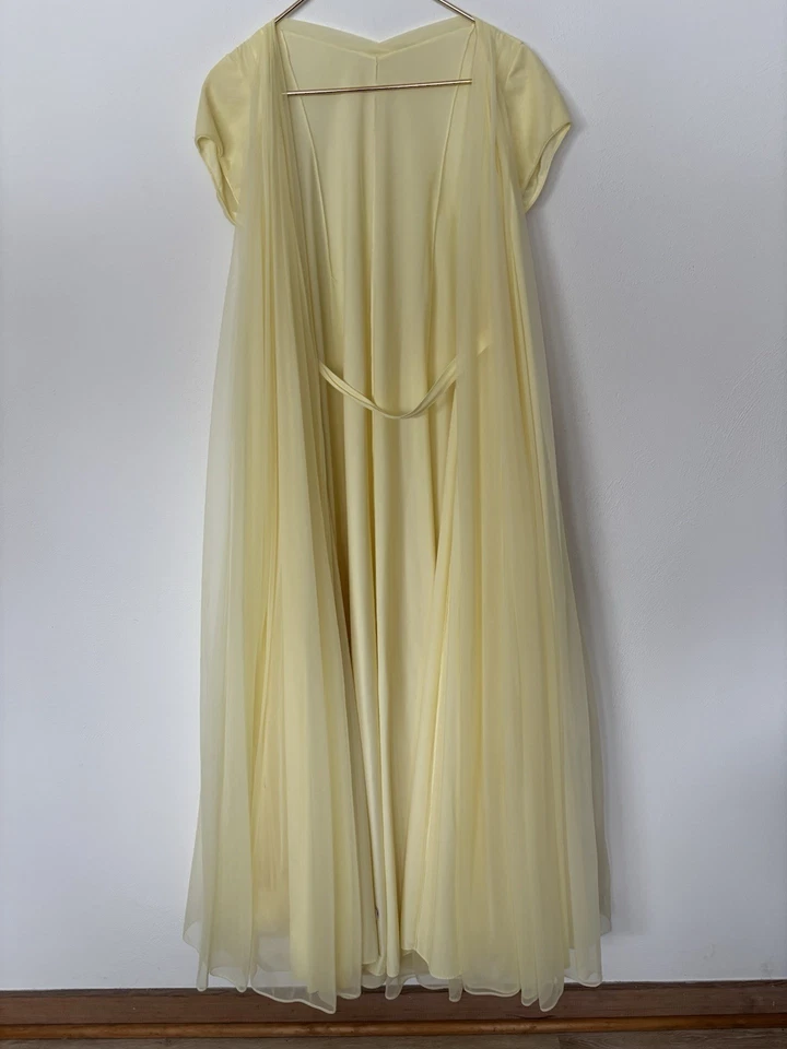 BATA Claire Sandra Lucie Ann amarilla Gasa Peignoir Pom Pom Hollywood Glam S Foto 3 de 4