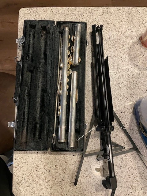 Flauta de estudiante Jupiter JFL507 Offset G - plateada, incluye soporte de música  Foto 2 de 2