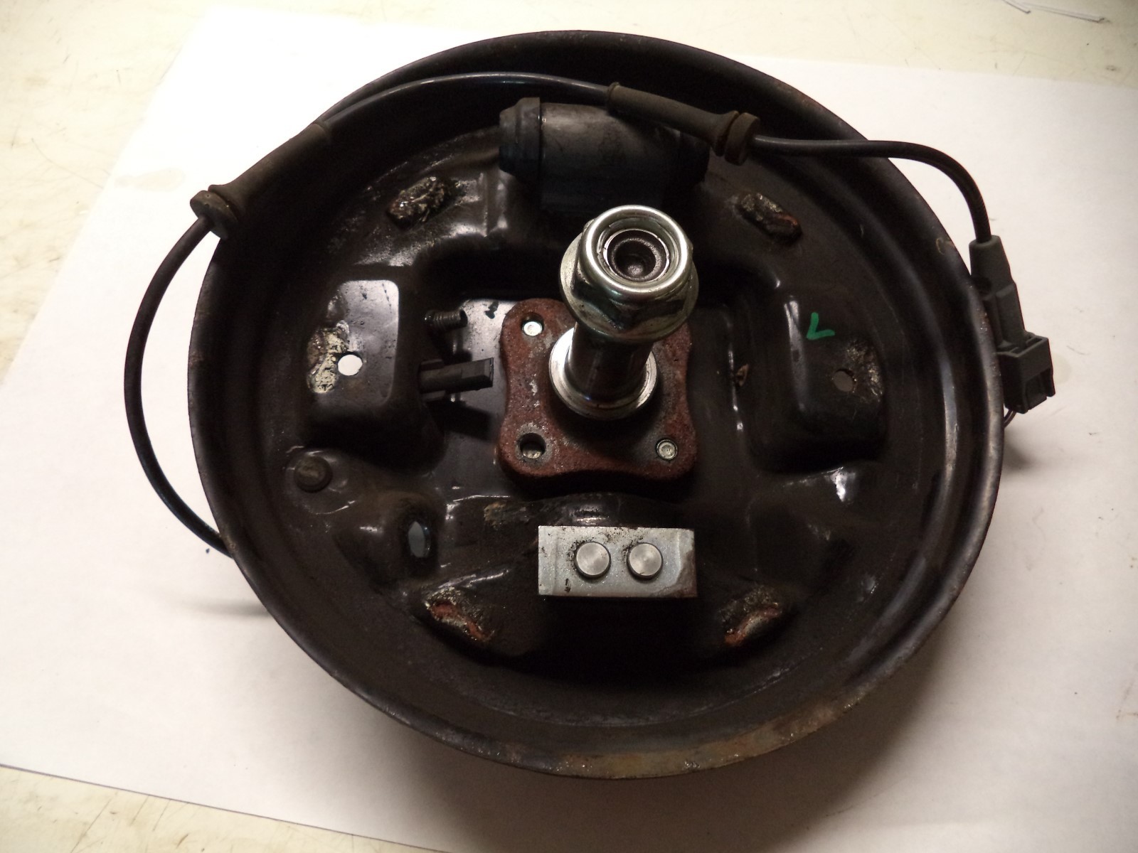 2013 12 13 NISSAN VERSA LEFT DRIVER REAR BRAKE HUB AXLE SPINDLE & NUT