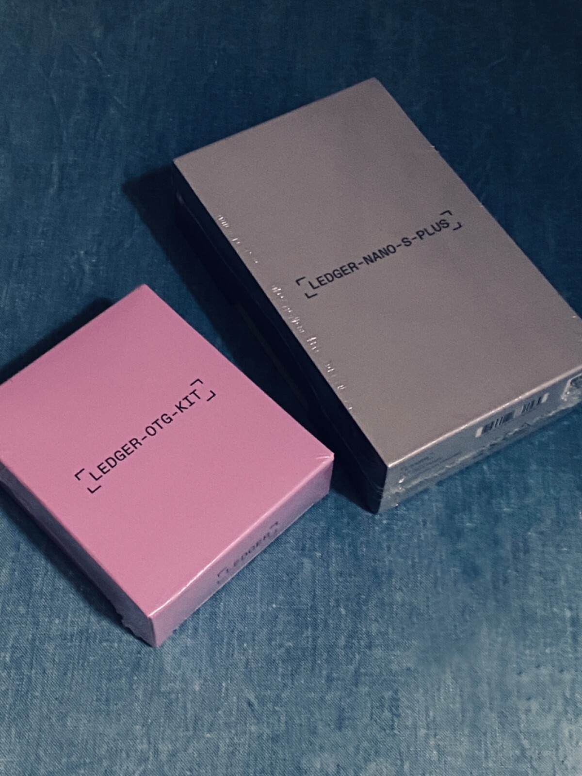 Ledger Nano S Plus, Portafoglio per criptovalute, NFT e token + Ledger OTG Kit