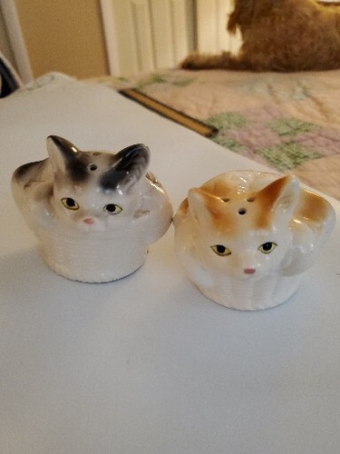 Vintage Porcelain Cats In Baskets Salt & Pepper Shaker Set ~ 3" ~ EUC ~ Free Shi