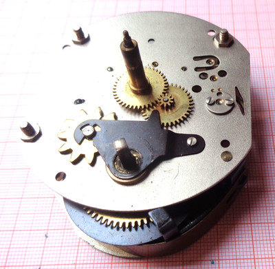 Älteres gebrauchtes Werk für Wanduhr Tischuhr Kienzle 413/2b gangbar