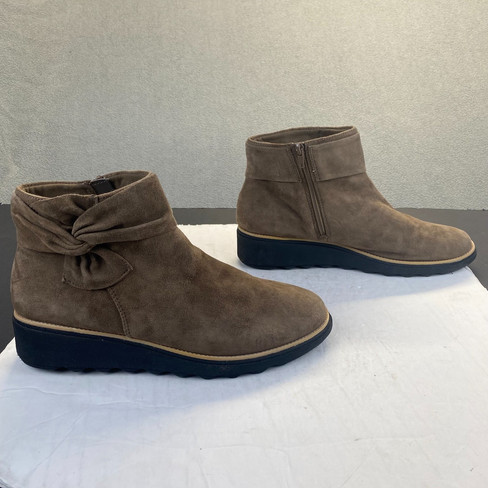 Clarks Collection Suede Ankle boots with Bow Sharon Salon Taupe,Size 11M Zipper