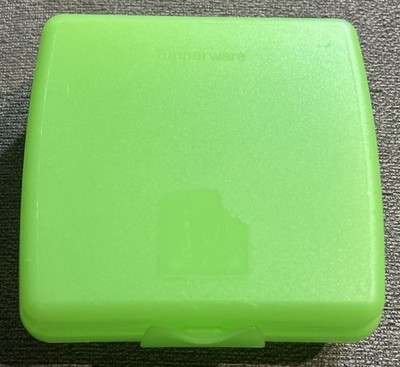 Tupperware Sandwich Keeper Green Hinged Locking Lid 5''x5'' Container NOS