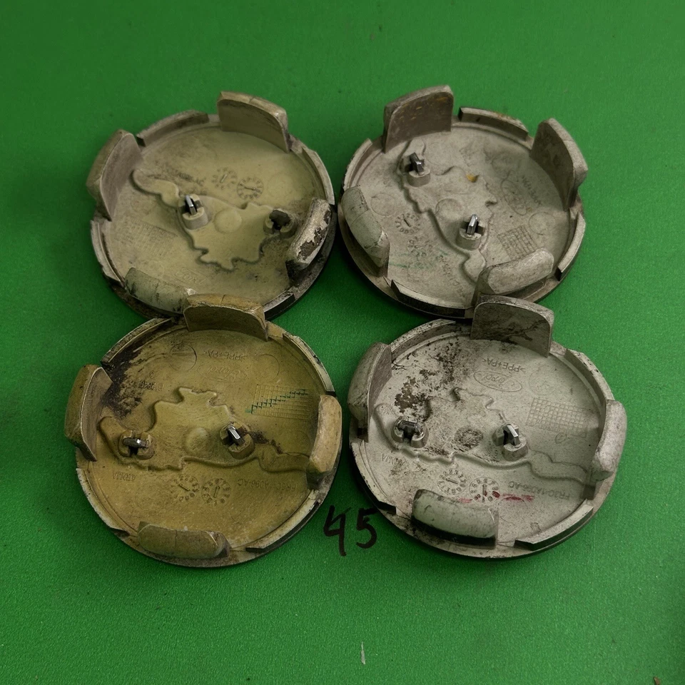 Juego de tapas centrales Ford Mustang (4 piezas) negro, 2015-2017 parte # FR3C 1A096 AC Foto 2 de 3