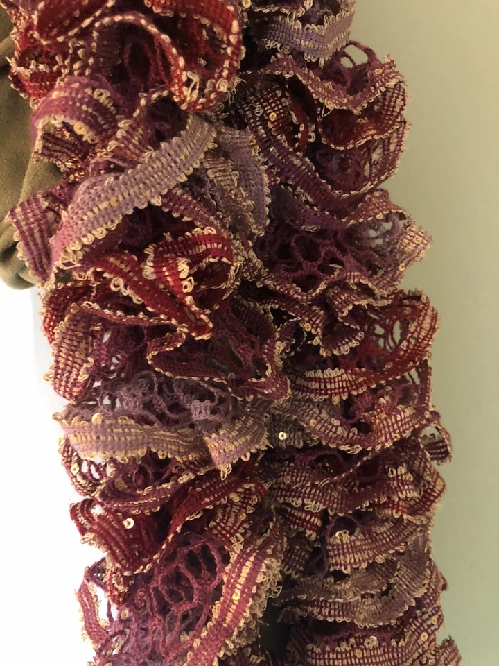 Bufanda Hecha a Mano con Volantes Rosa y Dorado NUEVA Regalo Perfecto Foto 2 de 2