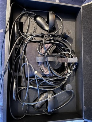 Oculus Rift CV-1 mit OVP sowie Sensoren und Controllern