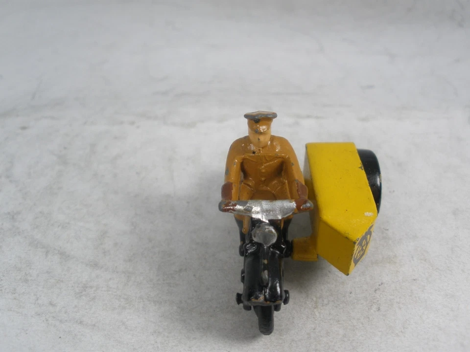 England Dinky Toys #44b AA Motorcycle, Rider and Sidecar EXCELLENT CONDITION - Image 3 of 4