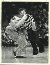 1987 Press Photo San Diego Chicken Ted Giannoulas, Padres Baseball Mascot