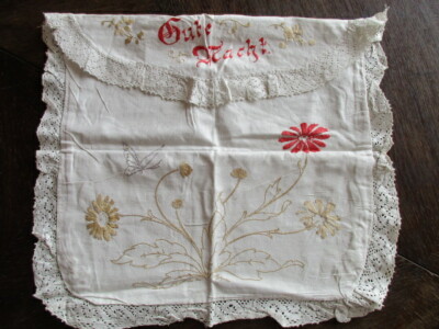 altes Leinen Kinder Paradekissen rot beige Stickerei Jugendstil GUTE NACHT  - Main Image