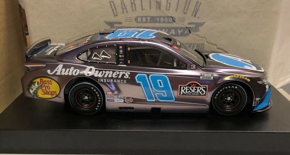 Martin Truex Jr. #19 Auto-Owners Assicurazione Throwback 2021 1:24 Scala Colore - Immagine 3 di 4