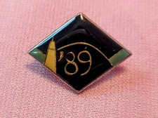 1" Class of 1989 Graduation Cap Tassel Pin Black Green Gold Enamel VTG RARE HTF