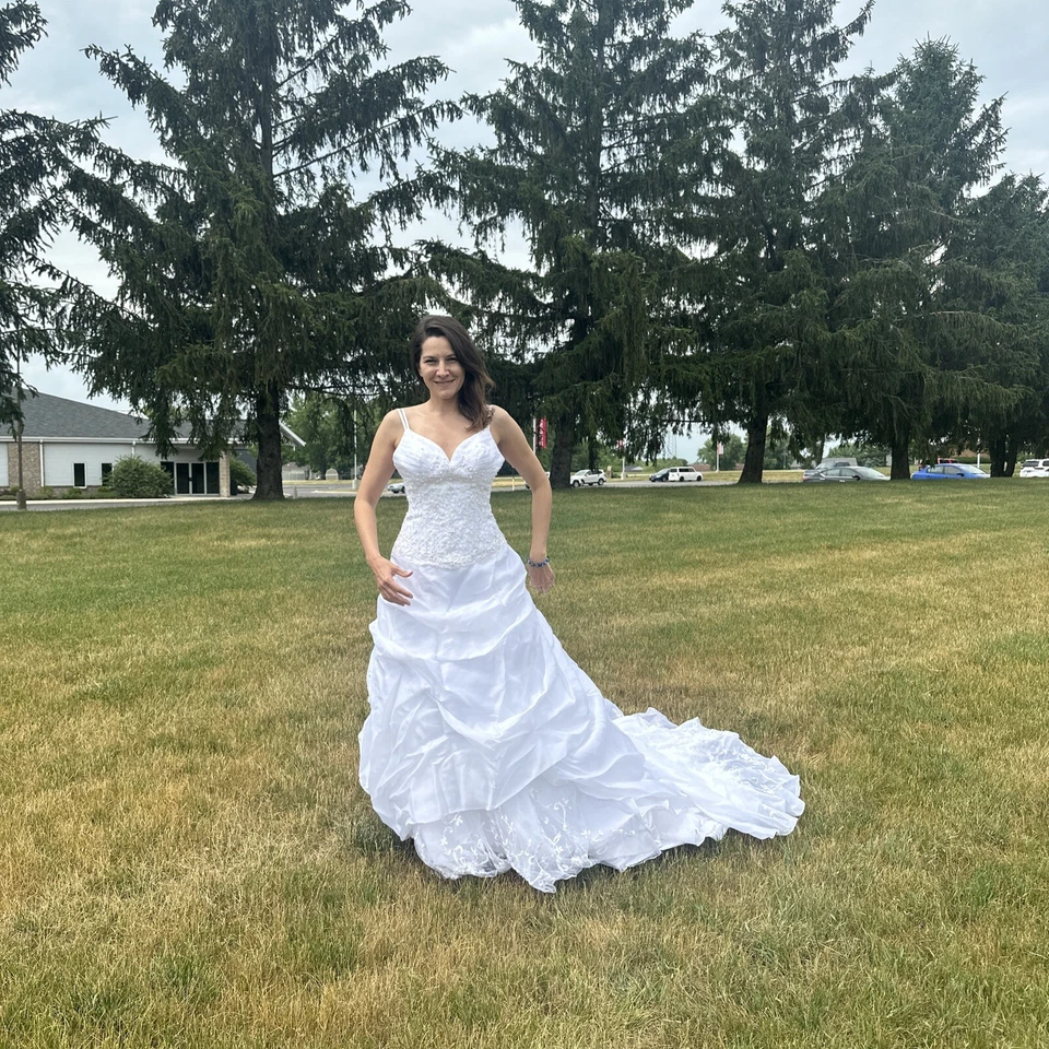 Vestido de novia La Sposa, ligeramente usado, talla US 04 con un tren largo y hermoso. Foto 2 de 4