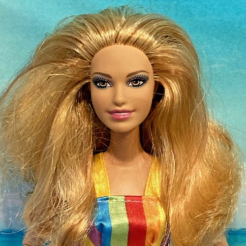Barbie Puppe "Sommer" trägt Regenbogen Satin Kleid - gelenkig - Haare hervorgehoben - Bild 3 von 6