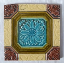 STRIKING MAJOLICA FLORAL MOTIF 6 INCH TILE  ENGLISH ANTIQUE