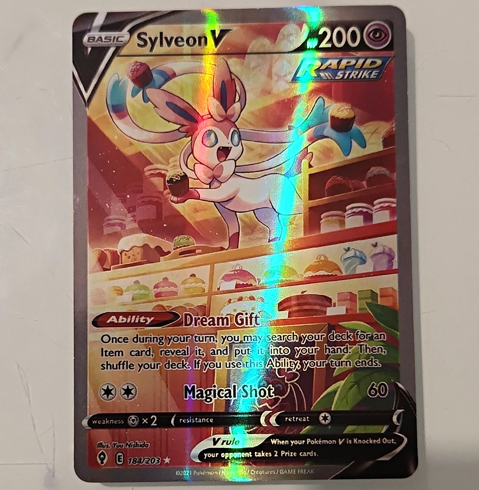 The Pokémon Company Sylveon V 184/203 Evolving Skies Ultra Rare Full Art Holo EN