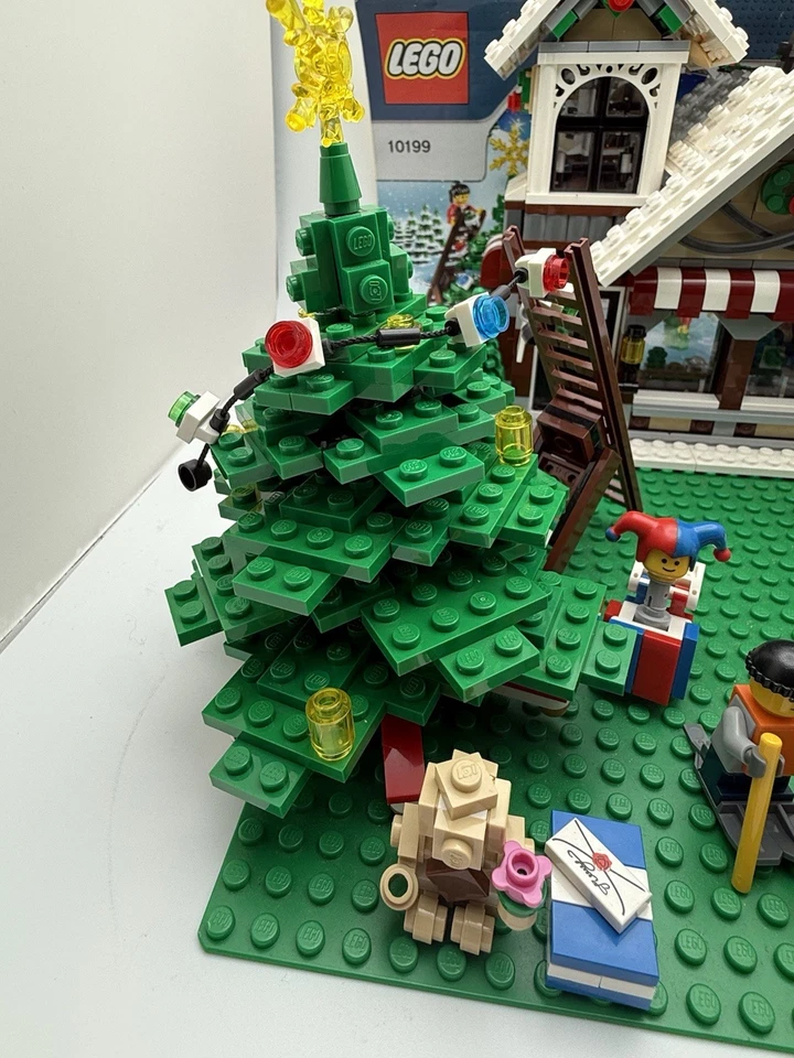 LEGO Creator WINTER TOY SHOP 10199 Complete w/ Minifigs, Instruction & Gift Tag - Image 3 of 4