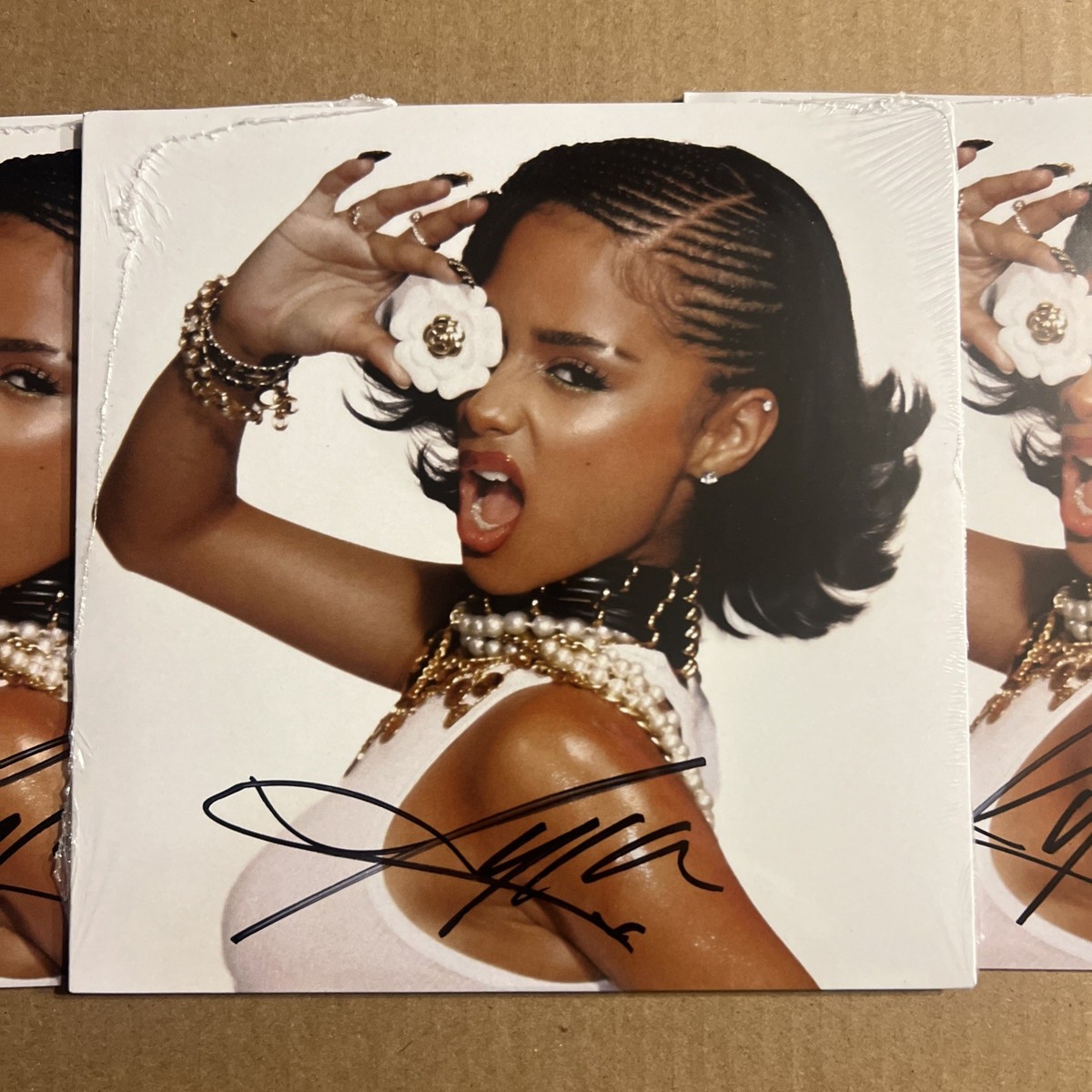 Tyla/Tyla LP 直筆サイン入り(オフィシャルサイト購入) Signed) Tyla CHANEL 7