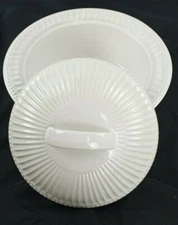 TABLETOPS GALLERY VILLABLANCA 11"X 3 1/4"DEEP RIBBED SERVINGBOWL W/LID & CARRIER
