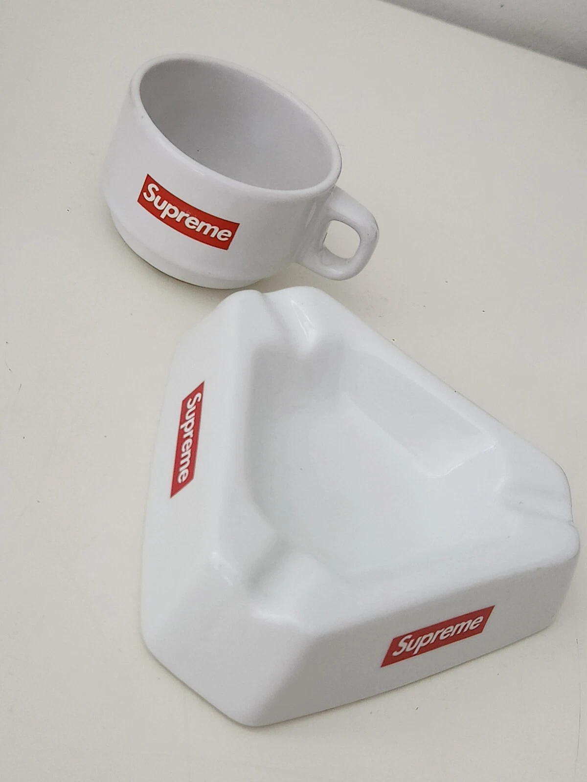 Cendrier FW15 Supreme et tasse à expresso FW14 Supreme accessoires céramique très rare