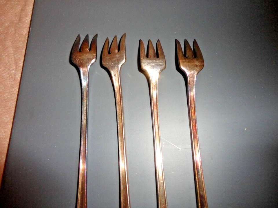 Set of 4 Antique Oneida Community Plate Sheraton Pattern Cocktail / Crab Fork - Image 3 of 4