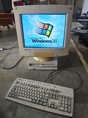 Gateway 2000 Viviron With Gateway Keyboard And Gateway Computer