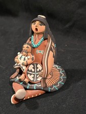 Muñeca narradora de cerámica Carol Lucero Gachupin Nat Am Jemez con niño y muñeca.