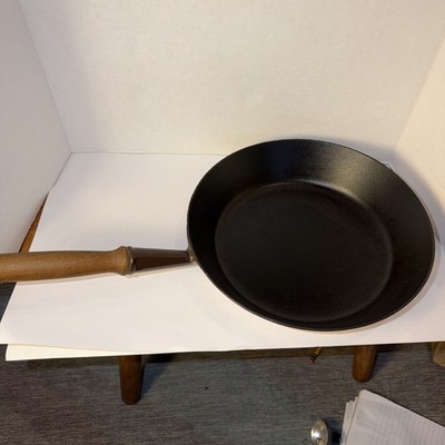 Le Creuset 28cm Vintage Cast Iron Skillet / Fry Pan with Wooden Handle - France