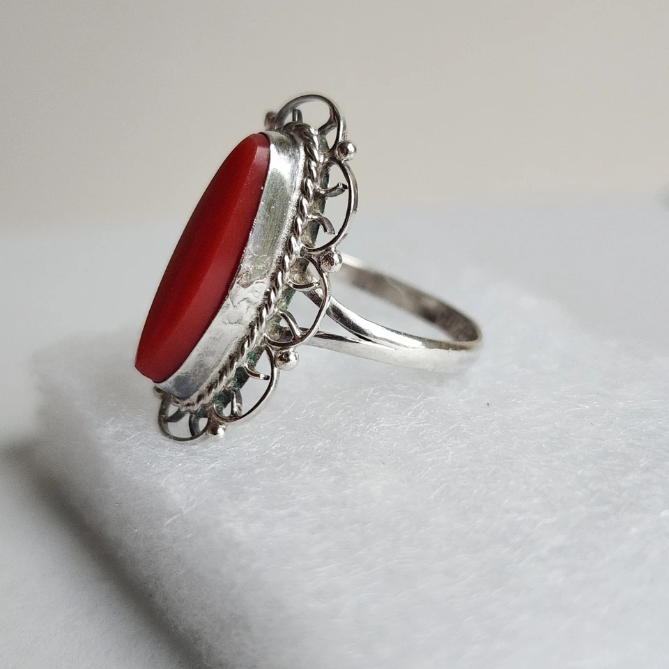 Anel de filigrana vintage de prata esterlina com cabochão oval de coral vermelho | Tamanho 7,75 - Imagem 4 de 4