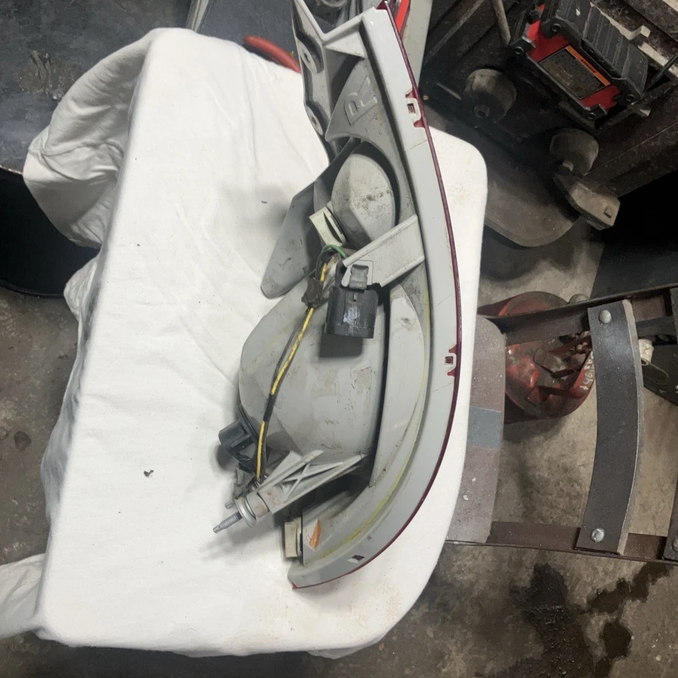 Conjunto de luz trasera derecha del lado del pasajero Chevrolet Cobalt 2005-2010 Foto 4 de 4