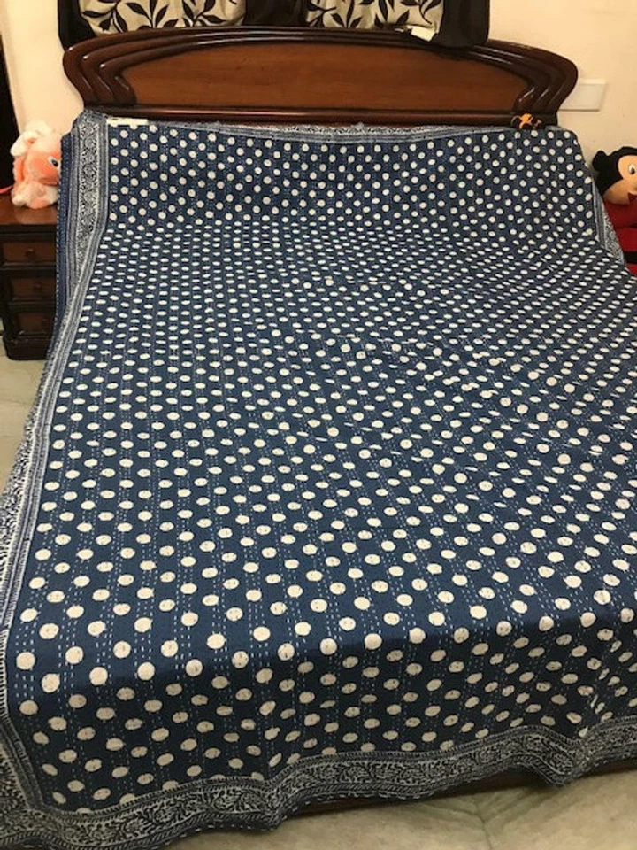 Ropa de cama Kantha hecha a mano estampado de lunares tamaño king sábanas bohemias Foto 3 de 4