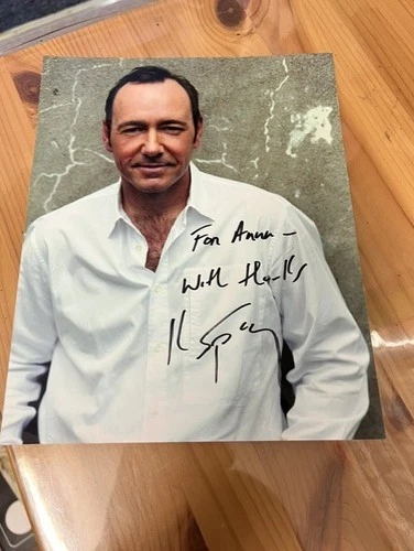 LARGE 10" x 8" COLUR PHOTO OF KEVIN SPACEY - CLEARLY SIGNED