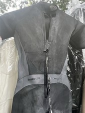 Henderson women  s size 6 insta dry Wetsuit and carrying case NWT