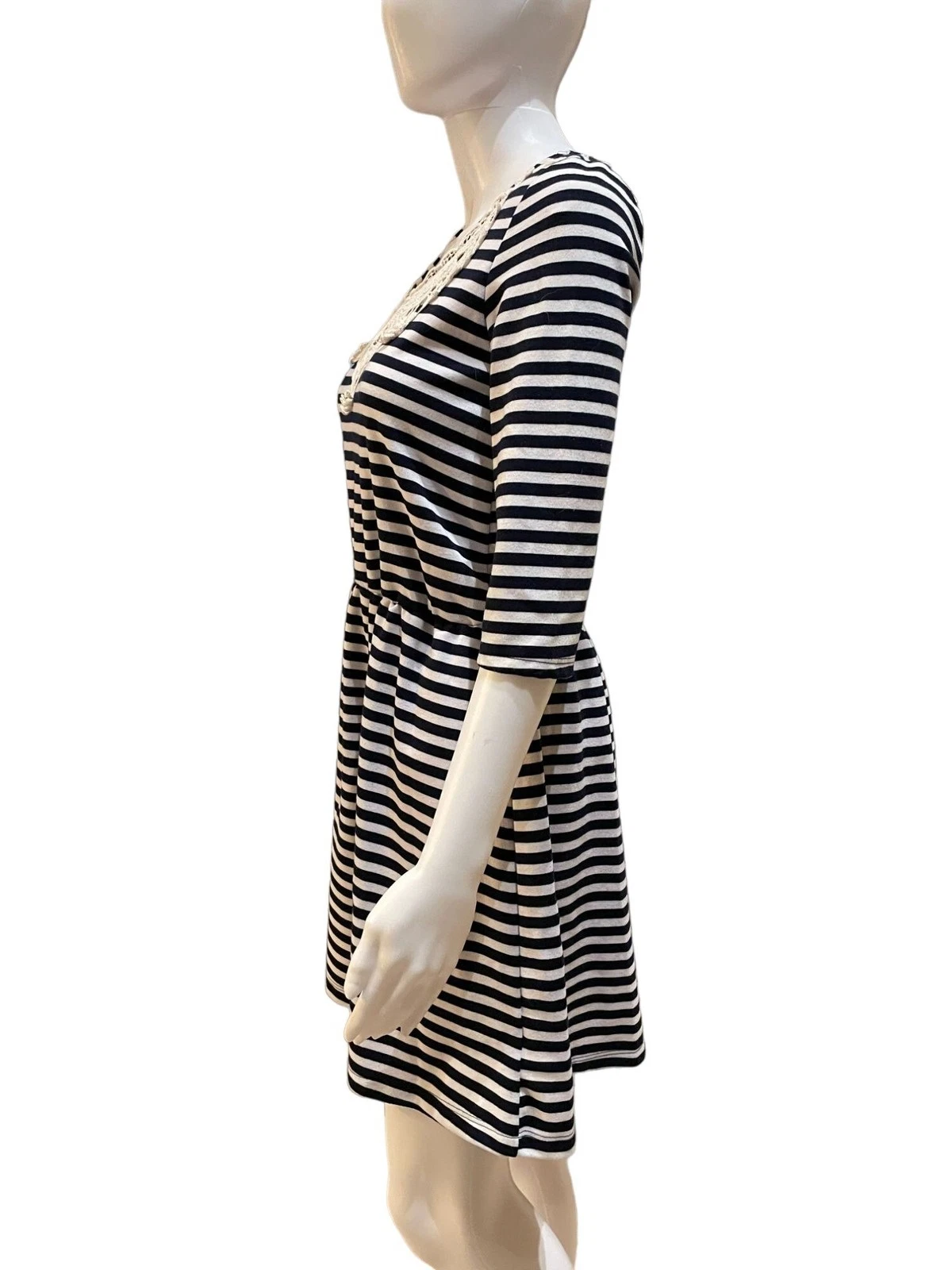 VETEMENTS Abito a righe blu navy e bianco elastico in vita manica 3 4 uncinetto pizzo accento Y2K