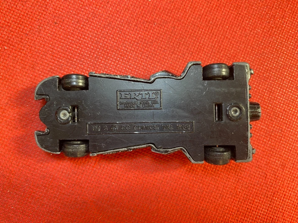 ERTL Auto BATMAN BATMOBILE DC COMICS (1989) in metallo Nero - Immagine 3 di 3