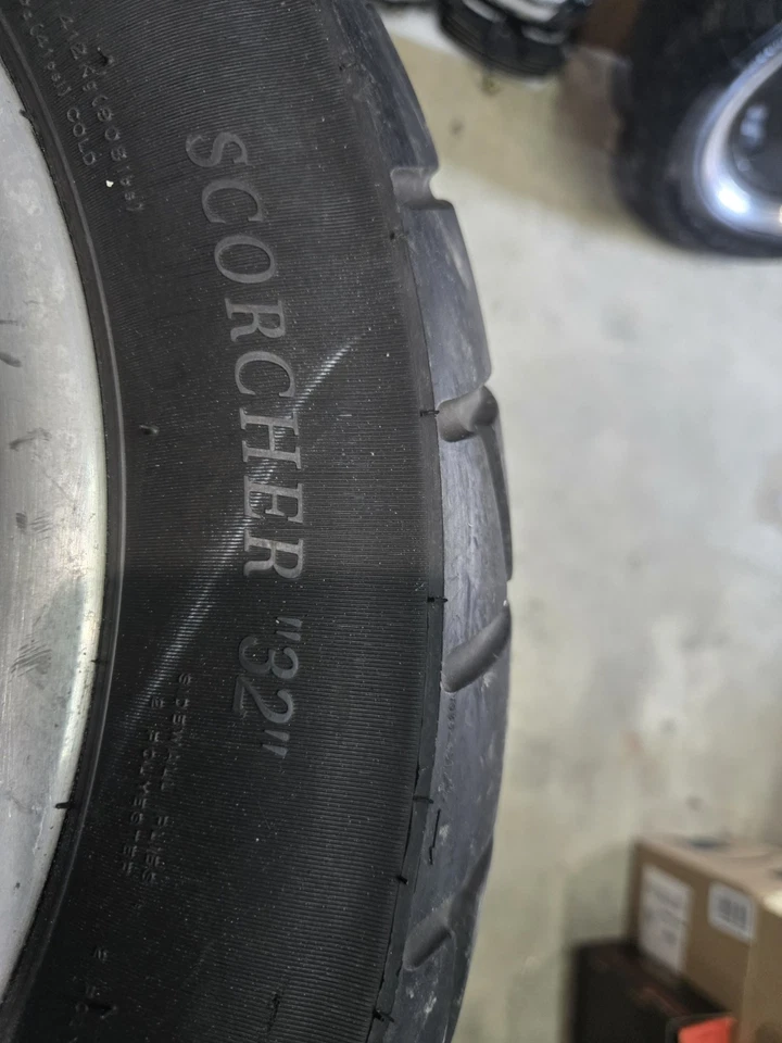 Llanta y neumático trasero Fat Bob Harley Davidson. Negro Foto 3 de 4