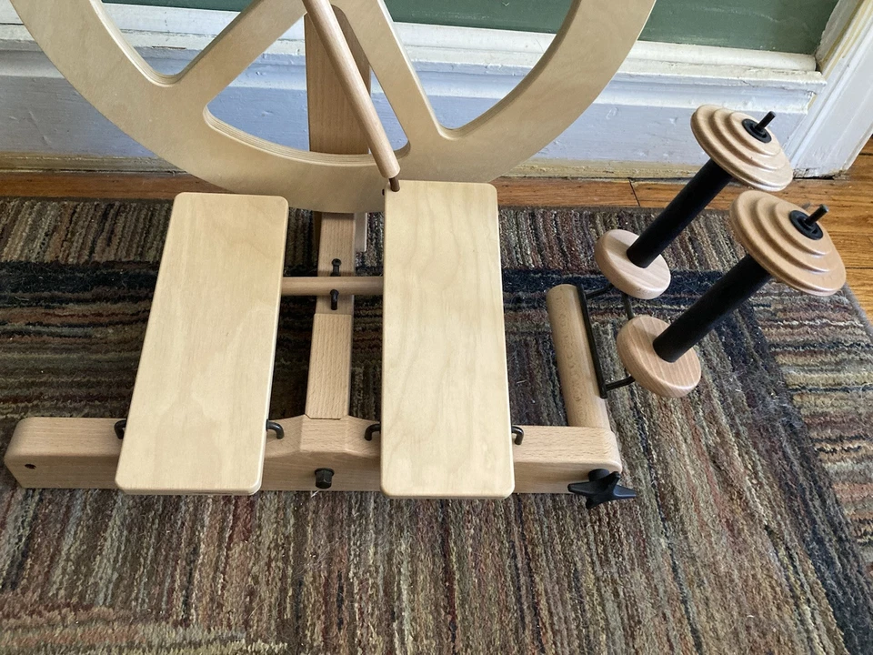 Louët S10C ~ Rueda giratoria de lana de oveja de doble pisada de 5 radios Foto 4 de 4