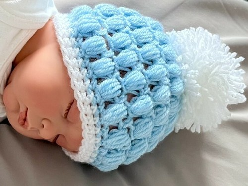 Brand New hand made crochet baby hat ,blue and white with pom pom for New Born - Picture 2 of 3