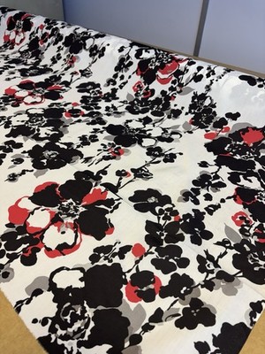 5 Meter weiß mit schwarz & rot groß Blumenmuster Baumwollmischgewebe.