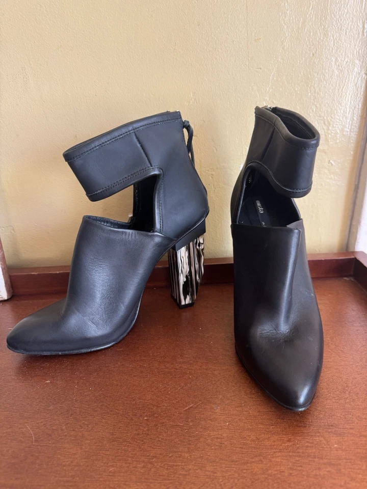 Miista Designer 黑色高跟短靴,带 Lucite 鞋跟和镂空 — 第 2/4 张图片