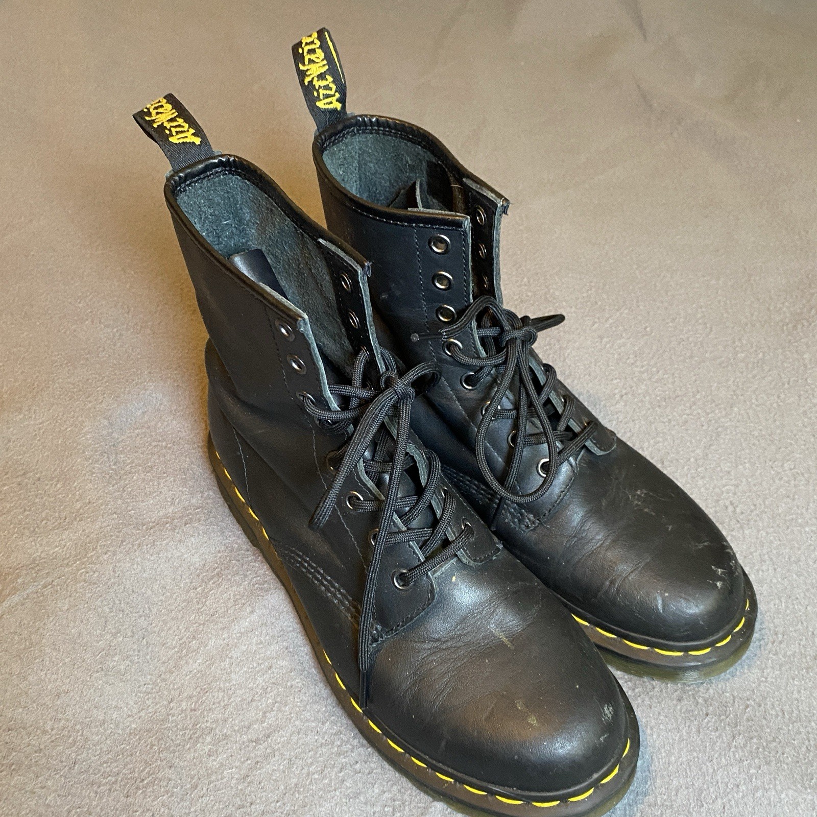 Dr Martens Docs Combat Boots Womens Sz 9 Black Leather Original Airwair 11821