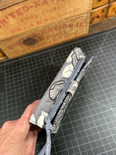 Vera Bradley Quilted Trifold Clutch Wallet Gray Black Floral RFID 6.5" x 4" - Imagen 5 de 6
