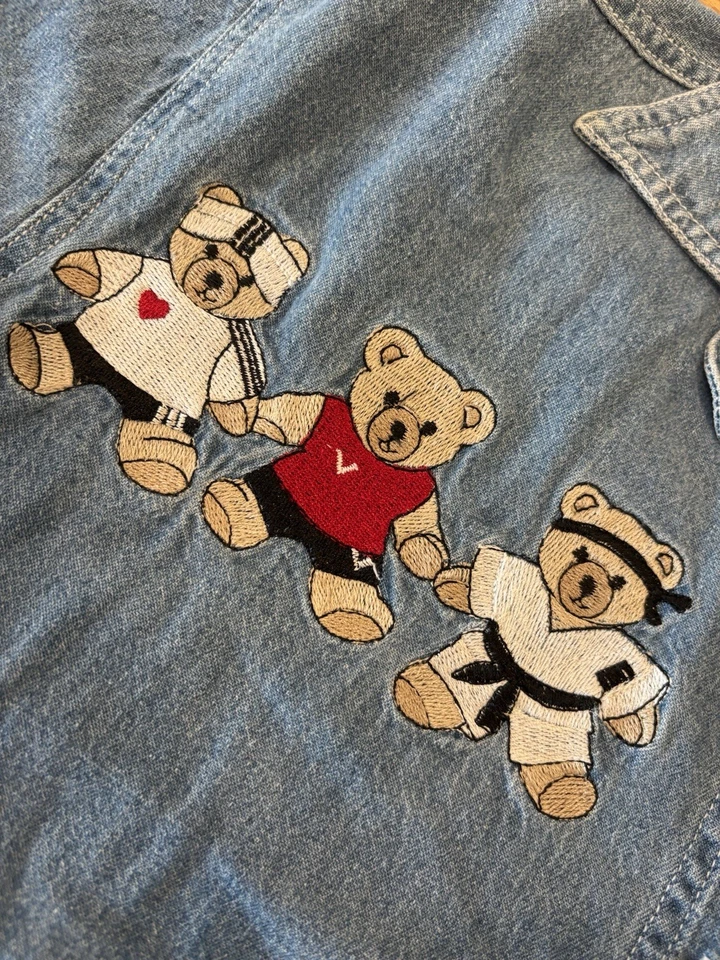 Lets Quizz Again 女式刺绣牛仔熊衬衫 S 码 — 第 3/4 张图片