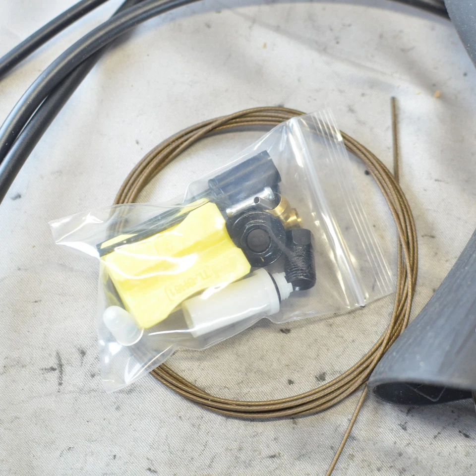 NEW Shimano Ultegra ST-R8020 RIGHT/REAR 11 Speed Hydraulic Shifter+Cables, Hoses - Image 3 of 4