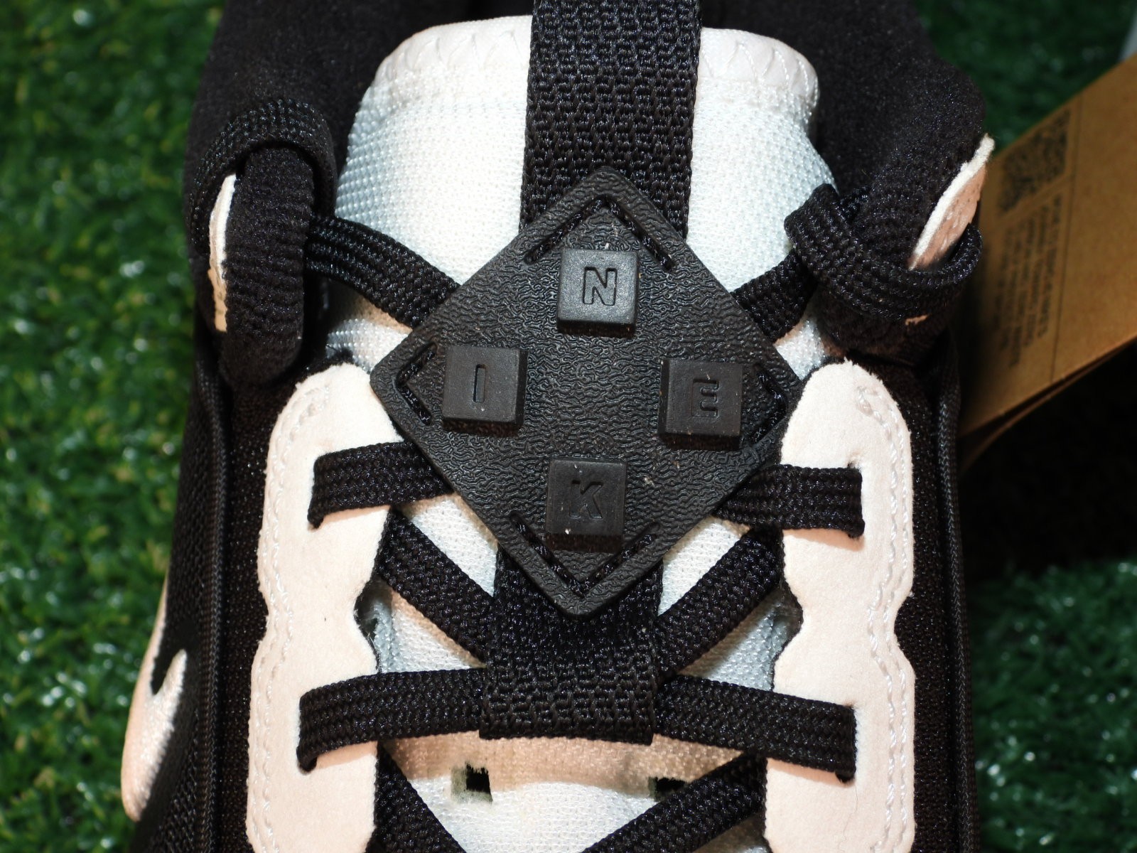 NIKE Air Diamond Varsity Turf Men's 9.5 Black White Baseball Shoes DZ0502-004 thumbnail 4